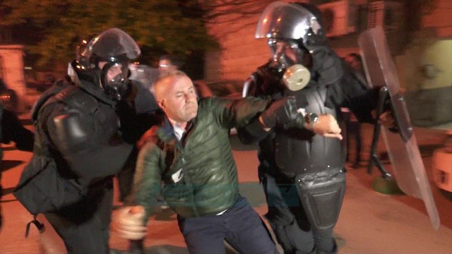 Paloka: Dhjetra protestues paqësorë janë ndaluar - News, Lajme - Vizion Plus