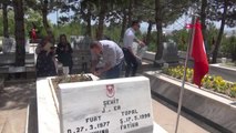 SİVAS Şehit eşinin mezarına, 'bayram şekeri' bıraktı