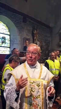 En Normandie, en pleine messe, un curé se met à chanter macro tête de c*on, on vient te chercher chez toi