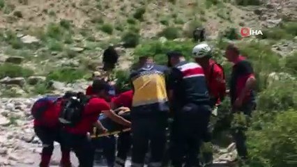 Dağcı tırmanış esnasında düşerek ayağını kırdı
