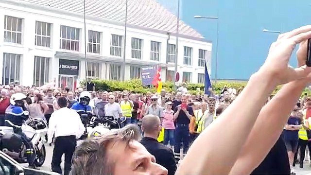 Belfort Arrivée du ministre Bruno Le Maire sous les huées de la foule rassemblée à General Electric