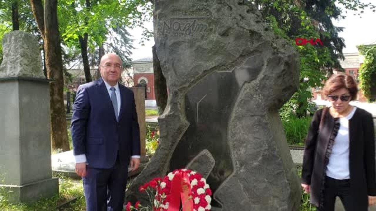 DHA DIŞ - Nazım Hikmet, Moskova'da mezarı başında anıldı