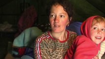 Apeli i nënës me dy fëmijë: Tërmeti na nxorri në rrugë - News, Lajme - Vizion Plus