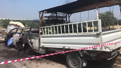 Emniyet şeridindeki kazada kamyonet ve otomobil alev aldı