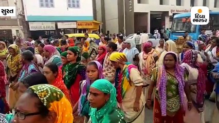 સુરત મનપા કચેરી સામે સફાઈ કર્મીઓને છૂટા કરાતાં મહિલાઓ મોરચો લઈ આવી