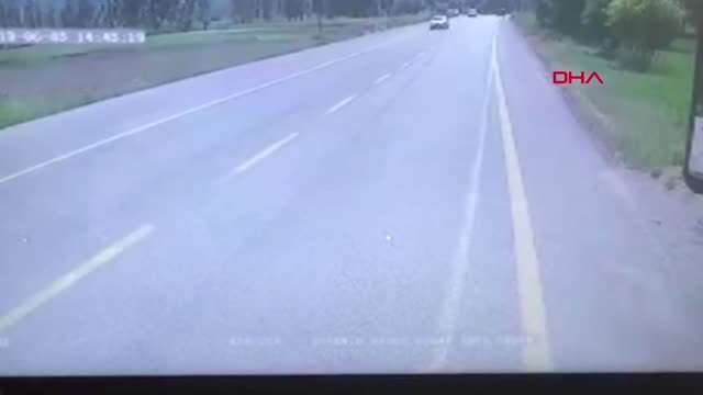 KÜTAHYA İşçi otobüsüne çarpan hafif ticari aracın sürücüsü öldü