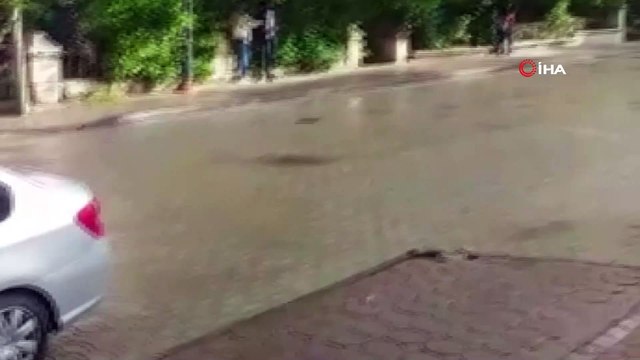 Ceviz büyüklüğünde yağan dolu sokakları beyaza bürüdü