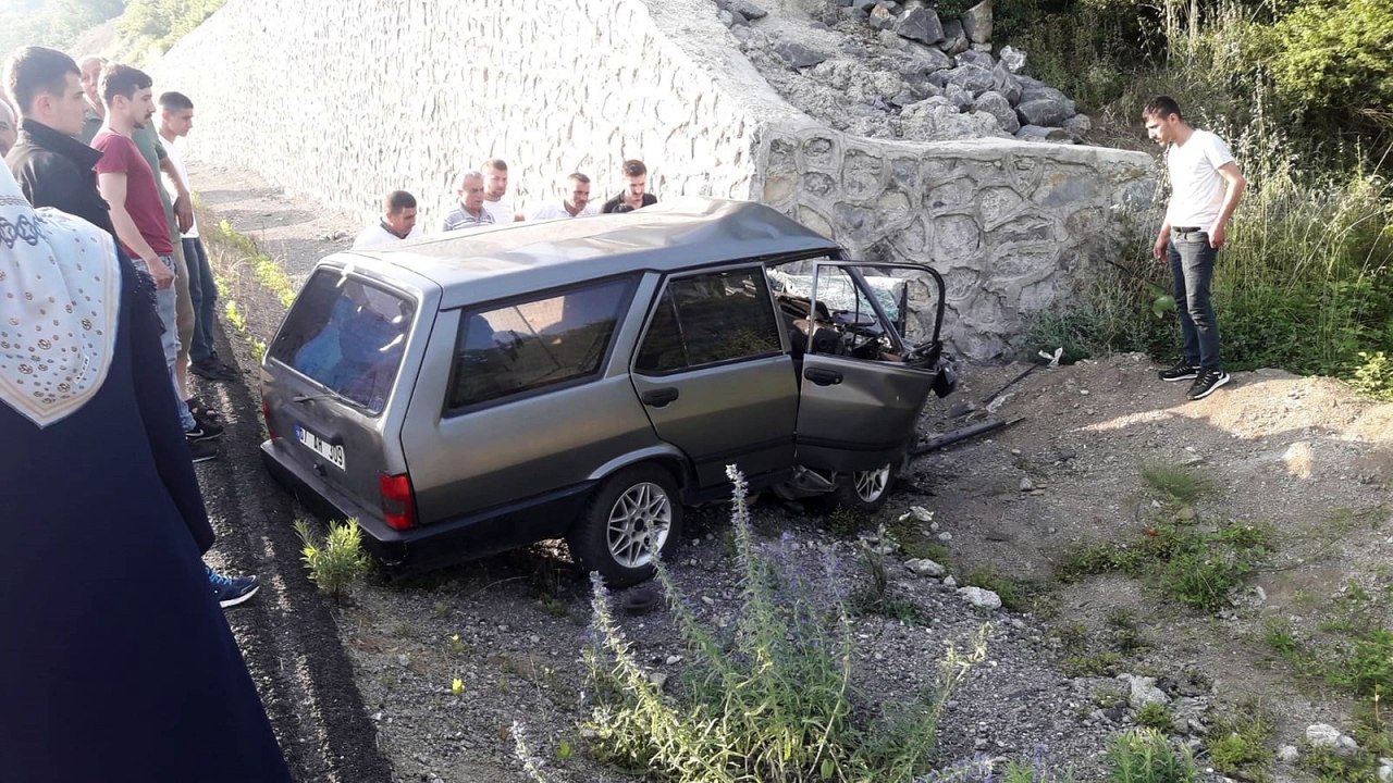 Feci kaza: Otomobil duvara çarptı, sürücü öldü