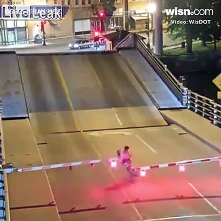 Une femme tombe en voulant franchir un pont levant en vélo