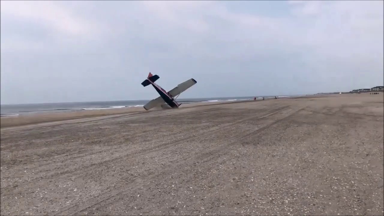 Cet avion Cessna 182 fini le nez dans le sable après un atterrissage d'urgence sur une plage