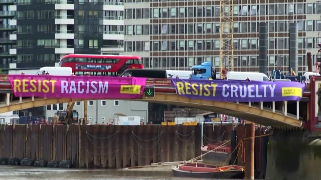 Visite de Trump à Londres: Amnesty International déploie des banderoles appelant à résister