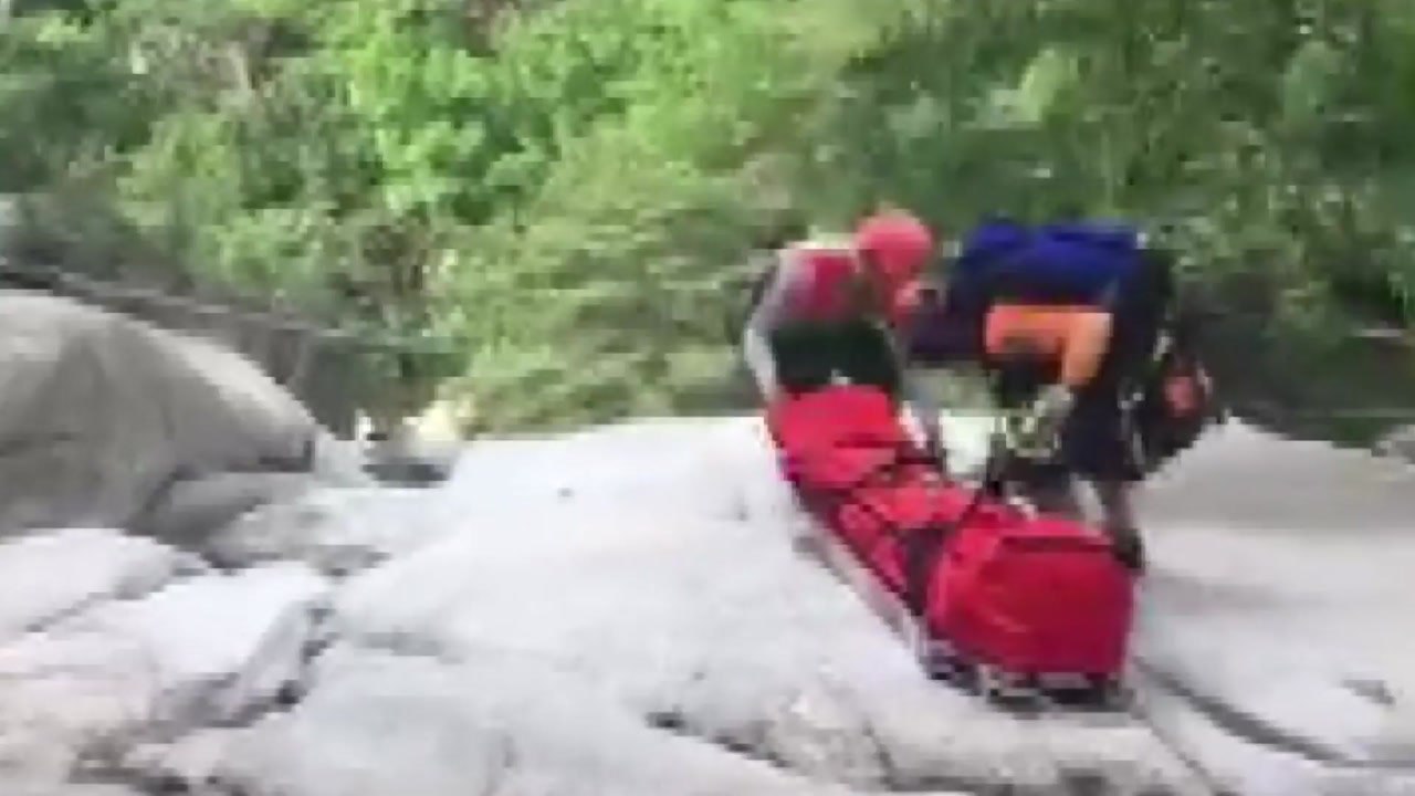 북한산 산행 중 실족한 40대 헬기로 구조 / YTN