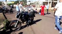 Caminhão e moto batem na Rua Vitória, em Cascavel