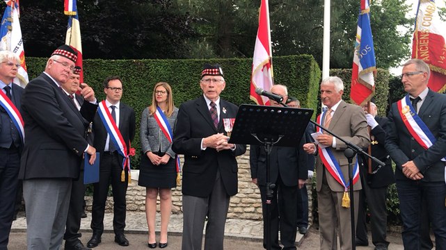 75e anniversaire du Débarquement. Au Hell’s corner, une plaque en mémoire des soldats canadiens