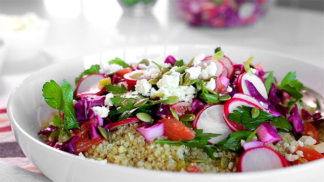 Salade croquante au quinoa, chou, radis et feta