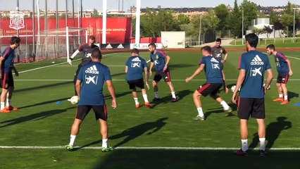 Télécharger la video: Entrenamiento de la Selección Española Bajo las Órdenes de Robert Moreno