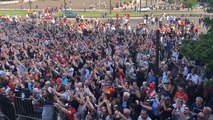 Les joueurs du Mans FC acclamés par leurs supporters place du Jet-d’eau