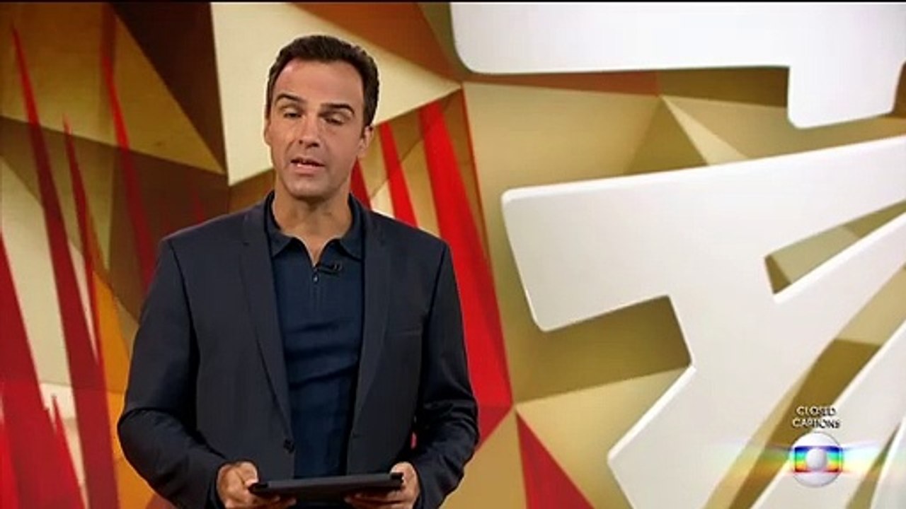 Alunos gravam vídeo em que arremessam livros contra professora