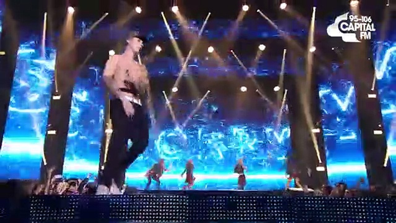 Justin-Bieber-Sorry-Jingle-Bell-Ball-2015