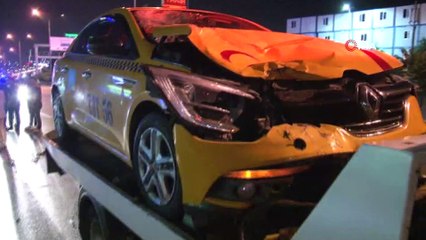Taksinin çarptığı motosikletliler metrelerce sürüklendi: 2 ağır yaralı