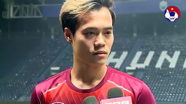 Văn Toàn trả lời phỏng vấn trong buổi tập thứ 2 của ĐTVN trên đất Thái Lan | VFF Channel