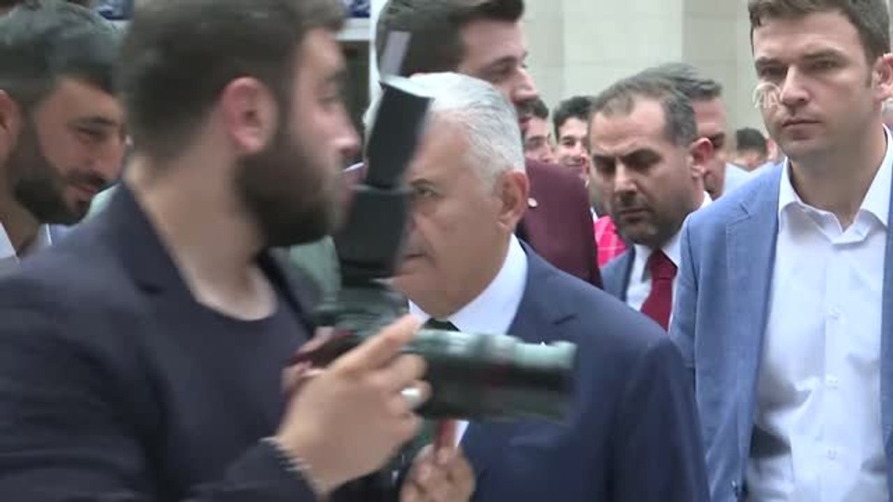 Binali Yıldırım, bayram namazını Mimar Sinan Camii'nde kıldı