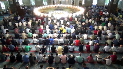 Elazığ’da bayram namazında camiler doldu