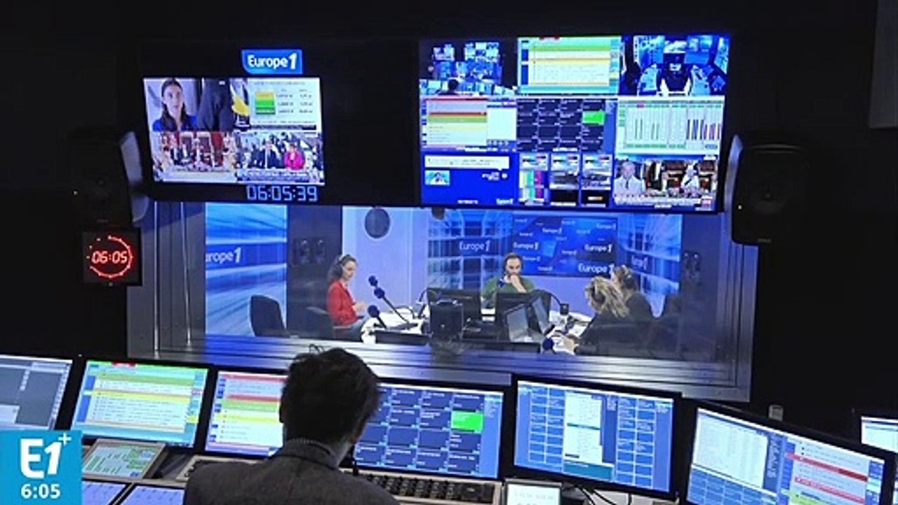 Un tiers des Français mangent en consultant leur smartphone : "Ça devient une habitude"