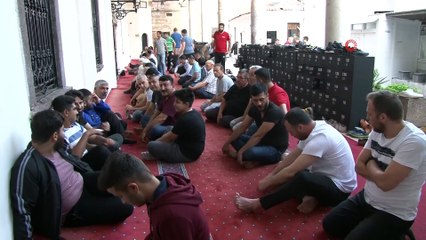 İzmirliler bayram namazı için Hisar Camiine akın etti