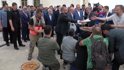 CUMHURBAŞKANI ERDOĞAN BÖREK İKRAM ETTİ