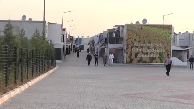 Hatay'da konteyner kentte bayram namazı