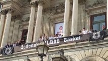 Ayuntamiento y afición recibe al Bilbao Basket por su ascenso