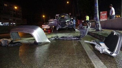 Direğe çarpan otomobil 3'e bölündü, sürücü yaralandı