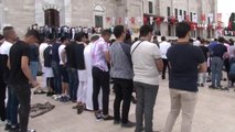 Fatih Camii'nde bayram namazı sonrası sıcak çorba ikramı