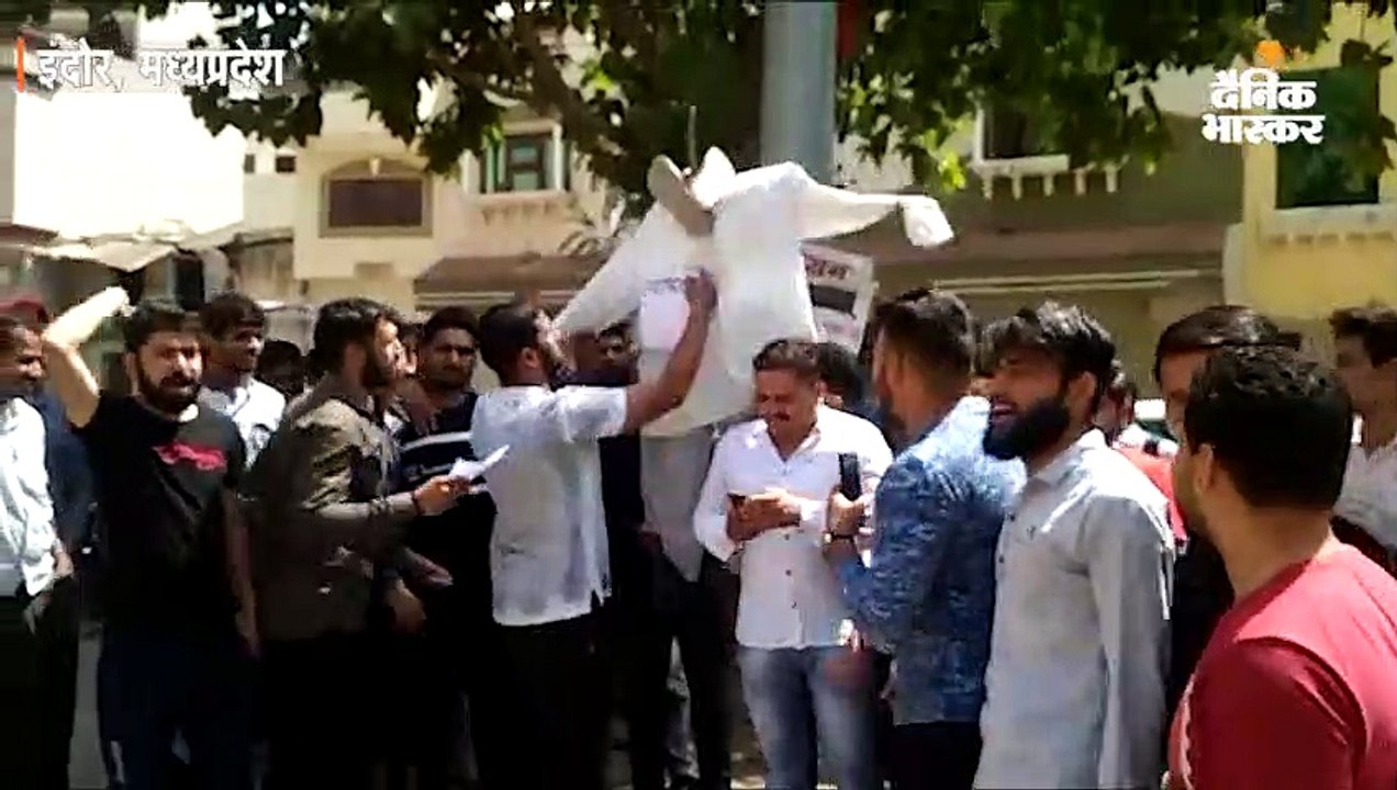 पार्षद के खिलाफ सड़क पर उतरे लोग, पार्षद का पुतला फूंका