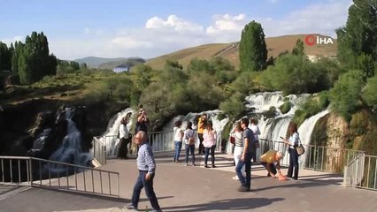 Muradiye Şelalesi'nde bayram yoğunluğu