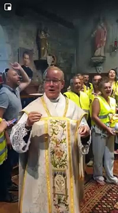 Un curé chante "Emmanuel Macron oh tête de con, on vient te chercher chez toi"