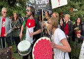 Londra'da Trump'a tencere tavalı protesto