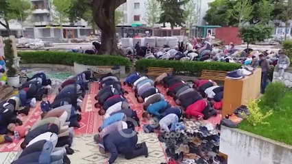 RTV Ora - Fitër Bajrami, besimtarët u falën në palestra dhe stadiume