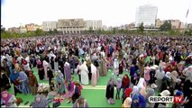 Report TV - Besimtarët myslimanë falin Fiter Bajramin në sheshin 'Skëndërbej'