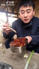 A greedy sheep scrambling braised pork of the poor host