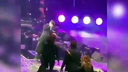 Caída viral: la peligrosa marcha atrás del cantante Wisin en el escenario