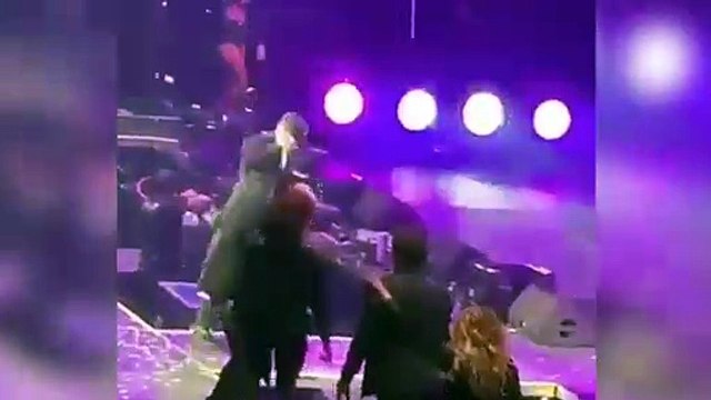 Caída viral: la peligrosa marcha atrás del cantante Wisin en el escenario
