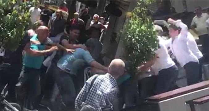 Seyyar satıcıların zabıta memuruna saldırısı kamerada