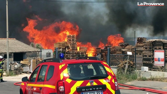 Châteauneuf-les-Martigues : un feu de palettes dégage une forte fumée