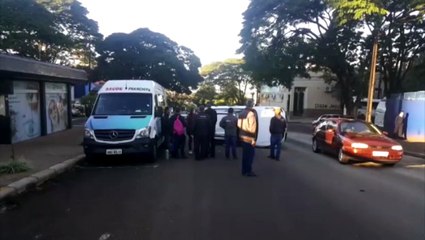Caminhonete capota em acidente na Rua Carlos de Carvalho
