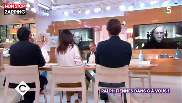 C à vous : Ralph Fiennes raconte pourquoi il a failli refuser de jouer Voldemort dans Harry Potter (vidéo)