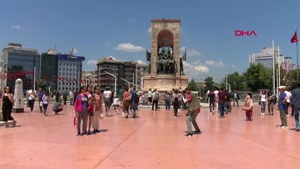 İSTANBUL- İSTİKLAL CADDESİ'NDE BAYRAM YOĞUNLUĞU