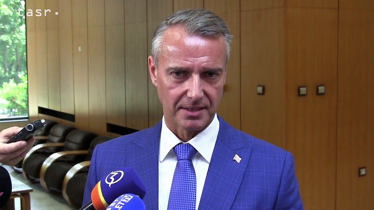 Členovia SMERu-SD P. Pellegrini, R. Raši a P. Žiga reagujú na otázky na situáciu v strane