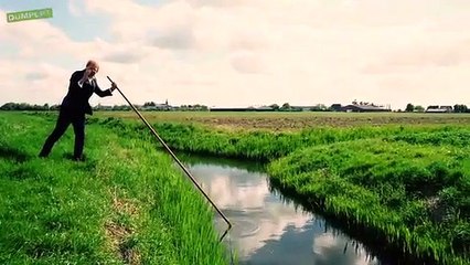 Cet homme pense avoir la bonne technique pour traverser une rivière
